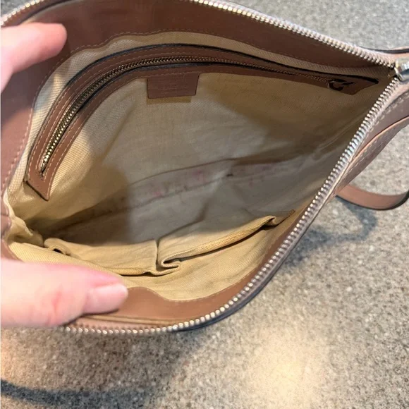 Authentic Gucci Leather Crossbody Bag with Signature Pattern - Picture 3 of 4